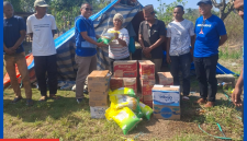 Rikardus Jani, Ketua DPD Demokrat Manggarai Barat, salurkan Bantuan kepada Korban Gempa Flores.