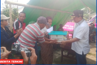 dr. Yulianus Weng, M.Kes, Wakil Bupati Manggarai Barat Menyerahkan Bantuan Kemanusiaan di Posko Kecamatan Mbeliling.