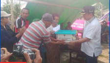dr. Yulianus Weng, M.Kes, Wakil Bupati Manggarai Barat Menyerahkan Bantuan Kemanusiaan di Posko Kecamatan Mbeliling.