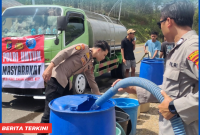 Krisis Air Bersih Pasca Gempa, Polres Mabar Distribusikan 20.000 Ribu Liter Air di Komodo.
