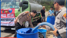 Krisis Air Bersih Pasca Gempa, Polres Mabar Distribusikan 20.000 Ribu Liter Air di Komodo.