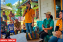Ny. Fatinci Reynilda Sodo, Ketua Dharma Wanita Persatuan Manggarai Barat, saat menemui warga Pascabencana di Desa Nggorang.