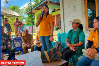 Ny. Fatinci Reynilda Sodo, Ketua Dharma Wanita Persatuan Manggarai Barat, saat menemui warga Pascabencana di Desa Nggorang.