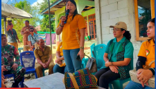 Ny. Fatinci Reynilda Sodo, Ketua Dharma Wanita Persatuan Manggarai Barat, saat menemui warga Pascabencana di Desa Nggorang.