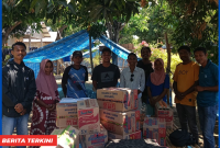 Anggur Etaria Putra C.N. Sutar, temui korban Gempa Flores di Sambi Rampas.