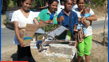 Siprianus Jedeo, seorang pria yang penyandang Disabilitas yang rela berbagi kasih kepada warga yang terdampak gempa di Kecamatan Lamba Leda Utara.