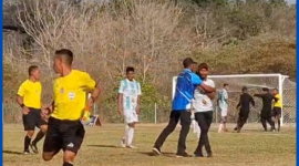 Oknum Anggota PSSI Mabar, menghajar Wasit di Stadion Ora Flobamora.