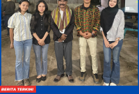 Muhamad Sutar, Kepala Desa Tiwu Nampar bersama Mahasiswa KKN UM Kupang.