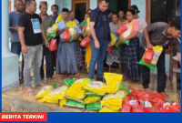 Hasanudin, Ketua DPD Perindo Mabar, Salurkan paket bantuan kepada warga terdampak di Desa Nampar Macing.