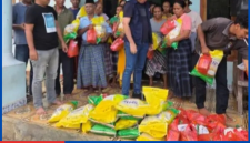 Hasanudin, Ketua DPD Perindo Mabar, Salurkan paket bantuan kepada warga terdampak di Desa Nampar Macing.