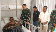 Usai Insiden dua Anggota TNI Pukul Warga di Rangko, Dandim 1630 Mabar jenguk Korban di RS. Siloam.