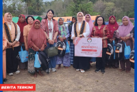 DWP Pusat dan Ketua DWP NTT, Sambangi Warga Dampak Gempa di Manggarai Timur.