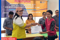 Fatinci Reynilda, S.P., Kepala Dinas UMKM Manggarai Barat Menutup Kegiatan Pelatihan Menjahit Bagi Kaum Ibu di Lembor. 