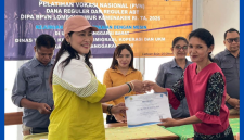 Fatinci Reynilda, S.P., Kepala Dinas UMKM Manggarai Barat Menutup Kegiatan Pelatihan Menjahit Bagi Kaum Ibu di Lembor.