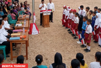 Abdul Rahman, Kepala Desa Mata Wae Selaku Inspektur Upacara Saat Apel Sumpah Pemuda.